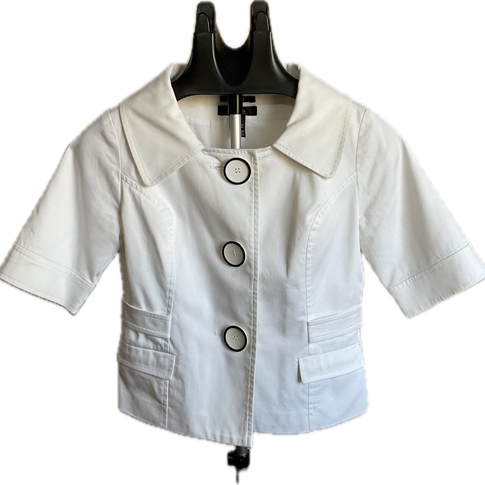 COPY - Boxy short sleeve jacket with 3 buttons and pocket details